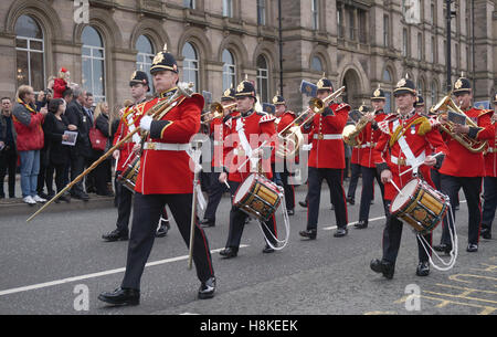 Liverpool, UK. 13th Nov, 2016. Thousands gathered outside St.George's Hall, Liverpool on Sunday, November 13th to watch the Remembrance Sunday parade of army personnel and to listen to a service commemorating all those who died in previous wars. Credit:  Pak Hung Chan/Alamy Live News Stock Photo