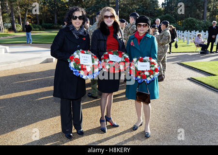Veterans Day 2016 at Brookwood American Cemetery: Wreath Layers L-R representing  AWBS - International Womens Club & CAWC - Chilterns American Womens's Club; USA Overseas Girl Scouts Service; FAWCO - the organisation improving lives of women & girls worldwide Stock Photo
