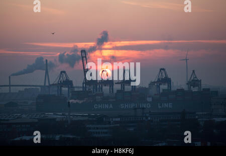 Hamburg, Germany. 13th Nov, 2016. A container ship of the China Shipping Line (CSL) is docked in the port at the HHLA container terminal Tollerort in Hamburg, Germany, 13 November 2016. Photo: Christian Charisius/dpa/Alamy Live News Stock Photo