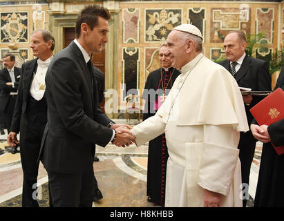 Vatican. 14th Nov, 2016. Miroslav KLOSE, Assistenztrainer DFB, Assistent Coach, German Soccer National Team visits Pope Francis in a private audience in the Vatican City at November 14, 2016 Credit:  Peter Schatz/Alamy Live News Stock Photo