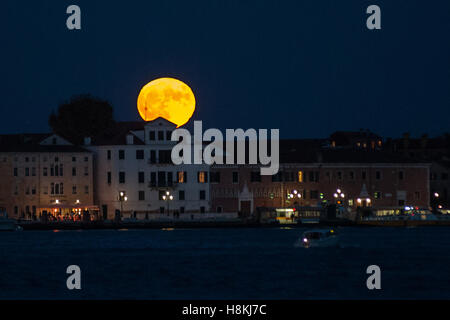 Venice, Italy. 14 November, 2016.   The super moon is seen in Venice, on November 14, 2016. This full moon will be not only the closest and brightest supermoon of 2016 but also the largest since 1948. Credit:  Simone Padovani / Awakening / Alamy Live News Stock Photo