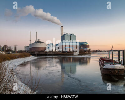 Vattenfall coal-fired power plant Tiefstack at the Elbe in  Hamburg, Germany.. Stock Photo