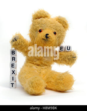 OLD TEDDY BEAR WITH WORD DICE SPELLING 'BREXIT' AND 'EU' RE BREXIT THE EU LEAVING REFERENDUM VOTE THE EUROPEAN UNION LEAVE GB UK Stock Photo