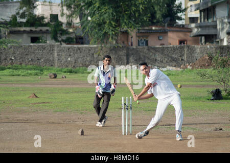 Boys playing crickert, Pune Stock Photo