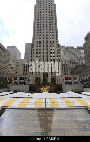 The Rockefeller Center building complex is centrally located in Manhattan's New York City district. 21 high-rise buildings form this. Manhattan, New York City, New York, USA Date: September 7, 2016 | usage worldwide Stock Photo