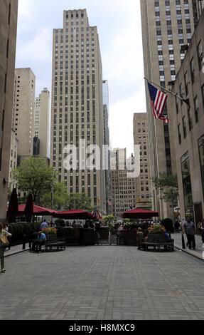 The Rockefeller Center building complex is centrally located in Manhattan's New York City district. 21 high-rise buildings form this. Manhattan, New York City, New York, USA Date: September 7, 2016 | usage worldwide Stock Photo