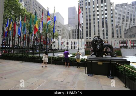 The Rockefeller Center building complex is centrally located in Manhattan's New York City district. 21 high-rise buildings form this. Manhattan, New York City, New York, USA Date: September 7, 2016 | usage worldwide Stock Photo