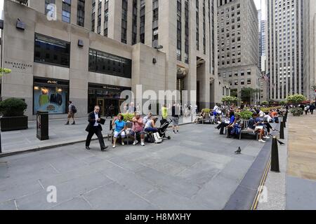 The Rockefeller Center building complex is centrally located in Manhattan's New York City district. 21 high-rise buildings form this. Manhattan, New York City, New York, USA Date: September 7, 2016 | usage worldwide Stock Photo