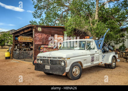 Vintage Ford tow truck left abandoned near the Hackberry General Store on historic route 66 Stock Photo