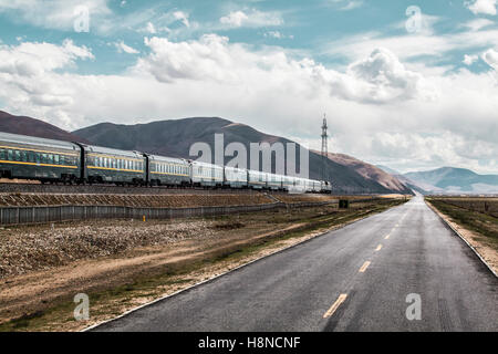 Qinghai-Tibet railway and highway, China Stock Photo