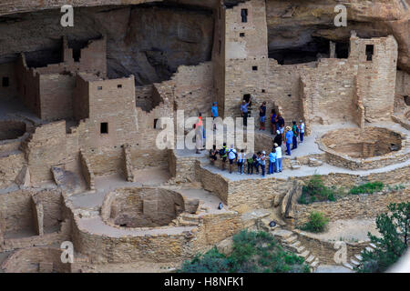 A Park Ranger speaks to a tour group at the Cliff Palace in Mesa Verde National Park, Colorado USA Stock Photo