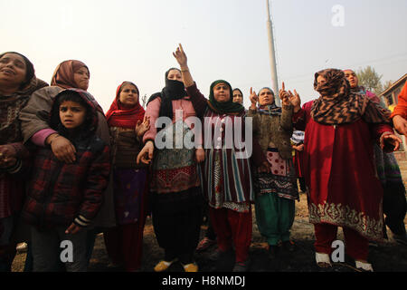 Srinagar, India. 14th Nov, 2016. Women protesters raise slogans against Indian forces after a 16 year old youth, Rizwan Mir, who was injured during a road accident by an Indian paramilitary vehicle a week ago, succumbed in a city hospital at Srinagar in Indian Administered Kashmir. Credit:  Umer Asif/Pacific Press/Alamy Live News Stock Photo