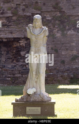 UK, England, Yorkshire, Wensleydale, Middleham - A sculpture of King Richard III on the grounds of Middleham castle on the outsk Stock Photo