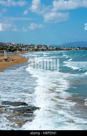 Griechenland, Kreta, Chania, Blick über den Strand von Kato Stalos nach Agia Marina Stock Photo