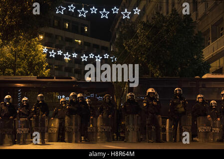 Athens, Greece. 15th Nov, 2016. Protesters hold banners and shout slogans against US foreign policies and ongoing military interventions in parts of the world. Leftists organizations held rallies to object over outgoing US President's, Barack Obama, visit, especially during the three days of the annual commemoration of the 1973 Athens Polytechnic uprising against the US supported Greek military junta of 1967-1974. Credit:  Nikolas Georgiou/ZUMA Wire/Alamy Live News Stock Photo