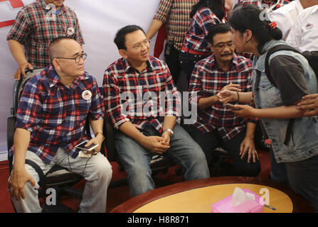 Lebang, Jakarta, Indonesia. 16th November, 2016. Jakarta governor candidate in the middle of supporters after a press conference conducted at the Lebang, Jakarta. 16th Nov, 2016. Credit:  Denny Pohan/ZUMA Wire/Alamy Live News Stock Photo
