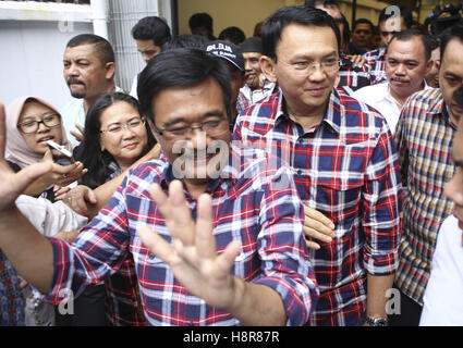 Lebang, Jakarta, Indonesia. 16th November, 2016. Jakarta governor candidate in the middle of supporters after a press conference conducted at the Lebang, Jakarta. 16th Nov, 2016. Credit:  Denny Pohan/ZUMA Wire/Alamy Live News Stock Photo