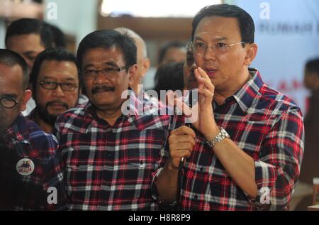 Jakarta, Indonesia. 16th Nov, 2016. Indonesian capital governor Basuki Tjahaja Purnama (R) speaks to journalists during a press conference in Jakarta, Indonesia, Nov. 16, 2016. Basuki Tjahaja Purnama was declared suspect in religious blasphemy case on Wednesday following series of questioning process held at National Police Headquarters. Credit:  Zulkarnain/Xinhua/Alamy Live News Stock Photo
