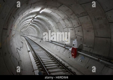 London, UK. 16th November, 2016. Paddington Station Crossrail underground line tunnel cavern. Credit:  Guy Corbishley/Alamy Live News Stock Photo