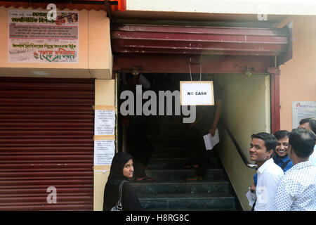 Kolkata, India. 15th Nov, 2016. Bank hangs no cash placard in gate, people wait in front of gate to exchange bank note. People stand in long queue to exchange Rs.500 and Rs.1000 demonetized bank note after a week Prime Minister Narendra Modi announced the demonetization of bank note on November 08, 2016. Scarcity of the bank notes can see though out the nation. © Saikat Paul/Pacific Press/Alamy Live News Stock Photo