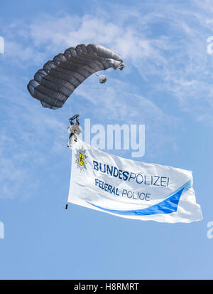 Parachute jumper in the air Stock Photo - Alamy