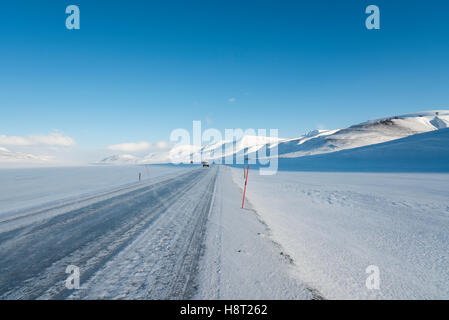 Arctic winter in Adventdalen close to Longyearbyen, Svalbard, Spitsbergen Arktischer Winter in Adventdalen Stock Photo
