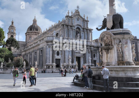 Piazza Duomo, Fontana dell'Elefante, Catania, Sicily, Italy Stock Photo
