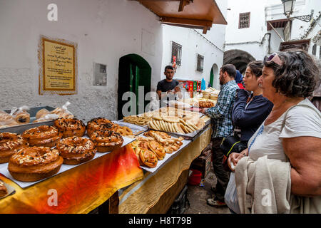 Local People and Tourists Queue Up To Buy Bread and Pastries From A Bakery In The Medina, Tetouan, Morocco Stock Photo