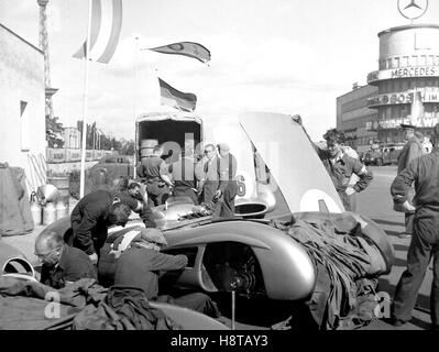 1954 BERLIN GP KLING MERCEDES BENZ W196 STROMLINIENWAGEN PRE RACE PREPARATION Stock Photo