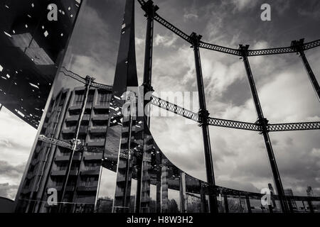 A new development around the old Kings Cross gasholders includes this small park area in what was Gasholder No. 8 Stock Photo