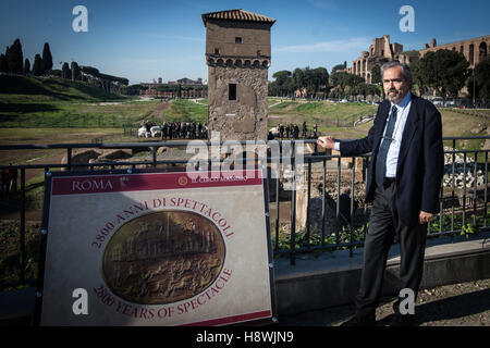 Rome, Italy. 16th Nov, 2016. Parish Presicce Claudio during a press preview of the ancient Circus Maximus archaeological site after its restoration and its opening to the public in Rome. © Andrea Ronchini/Pacific Press/Alamy Live News Stock Photo
