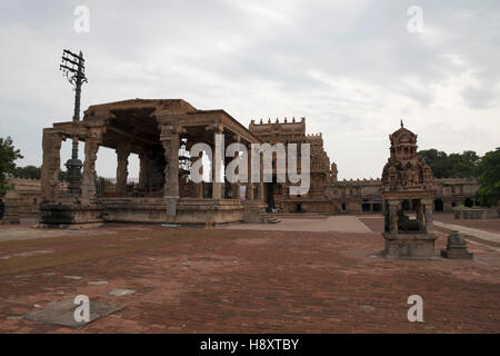 Nandi mandapa and Rajarajan Tiruvasal behind it, Brihadisvara Temple, Tanjore, Tamil Nadu, India. Stock Photo