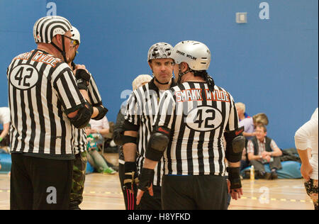 Two roller derby referees wearing the same jersey/top Stock Photo