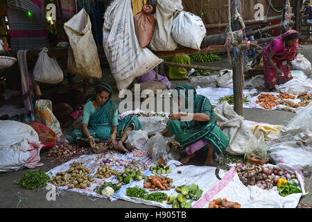 Dhaka, Bangladesh. 17th November 2016. Bangladeshi Women vegetable vendors wait for customer at Karwan Bazar kitchen market in Dhaka, Bangladesh.  Karwan Bazar is one of the largest wholesale Kitchen marketplaces in Dhaka city. It is also one of the largest Kitchen marketplaces in South Asia. As of 2002, the market had 1255 stores, out of which 55 were owned by the Dhaka City Corporation. In 2002, the wholesale market has a daily revenue of 50 million Bangladeshi taka. © Mamunur Rashid/Alamy Live News Stock Photo