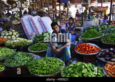 Dhaka, Bangladesh. 17th November 2016. Bangladeshi vegetable vendors wait for customer at Karwan Bazar kitchen market in Dhaka, Bangladesh.  Karwan Bazar is one of the largest wholesale Kitchen marketplaces in Dhaka city. It is also one of the largest Kitchen marketplaces in South Asia. As of 2002, the market had 1255 stores, out of which 55 were owned by the Dhaka City Corporation. In 2002, the wholesale market has a daily revenue of 50 million Bangladeshi taka. © Mamunur Rashid/Alamy Live News Stock Photo