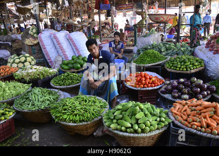 Dhaka, Bangladesh. 17th November 2016. Bangladeshi vegetable vendors wait for customer at Karwan Bazar kitchen market in Dhaka, Bangladesh.  Karwan Bazar is one of the largest wholesale Kitchen marketplaces in Dhaka city. It is also one of the largest Kitchen marketplaces in South Asia. As of 2002, the market had 1255 stores, out of which 55 were owned by the Dhaka City Corporation. In 2002, the wholesale market has a daily revenue of 50 million Bangladeshi taka. © Mamunur Rashid/Alamy Live News Stock Photo