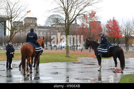 Berlin, Germany. 17th Nov, 2016. Mounted police officers in front of the Federal Chancellery in Berlin, Germany, 17 November 2016. The chancellor Angela Merkel (CDU) received the US president for talks. Obama will be in the German capital for three days. Photo: Kay Nietfeld/dpa/Alamy Live News Stock Photo