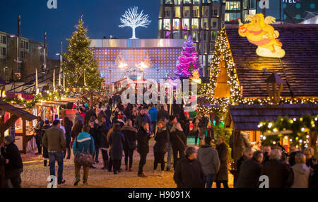 Hamburg, Germany. 17th Nov, 2016. The first visitors seen at the 'Santa Pauli' Christmas market at Spielbudenplatz in Hamburg, Germany, 17 November 2016. The 'hottest' Christmarket on the Reeperbahn in Hamburg opened on Thursday. Photo: CHRISTIAN CHARISIUS/dpa/Alamy Live News Stock Photo