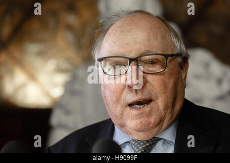 Hamburg, Germany. 17th Nov, 2016. Uwe Seeler, former national soccer player, speaks after the awarding of the Uwe Seeler Prize to the clubs SC Stellingen and HEBC in Hamburg, Germany, 17 November 2016. Photo: MARKUS SCHOLZ/dpa/Alamy Live News Stock Photo