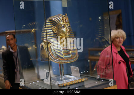 Cairo, Egypt. 17th Nov, 2016. The golden mask of King Tutankhamen, one of ancient Egypt's most famous artifacts, is seen in the Egyptian Museum in Cairo, capital of Egypt, on Nov. 17, 2016. The Egyptian Museum on Thursday celebrated the 114th anniversary of its opening of the current building at Tahrir Square. In 1902, the collections in the museum were moved to the current building at Tahrir Square. © Ahmed Gomaa/Xinhua/Alamy Live News Stock Photo