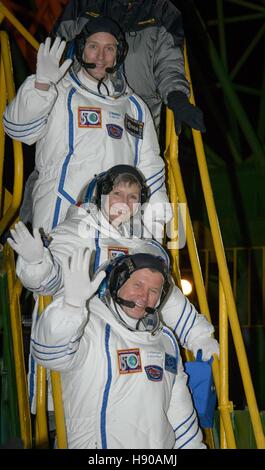 Baikonur, Kazakhstan. 17th Nov, 2016. International Space Station Expedition 50 Soyuz MS-03 prime crew ESA astronaut Thomas Pesquet, top, NASA astronaut Peggy Whitson, middle, and Russian cosmonaut Oleg Novitskiy wave farewell before boarding their Soyuz MS-03 spacecraft for launch November 17, 2016 in Baikonur, Kazakhstan. The trio will spend approximately six months on the orbital complex. Credit:  Planetpix/Alamy Live News Stock Photo