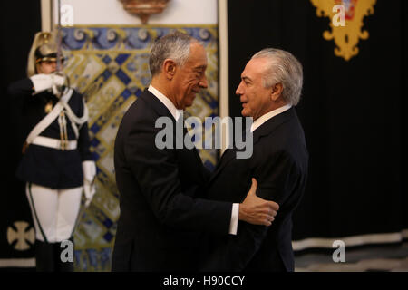 Lisbon, Portugal. 10th Jan, 2017. Portugal's President Marcelo Rebelo de Sousa (L) welcomes Brazilian President Michel Temer before an audience at the Belem Palace in Lisbon, Portugal on January 10, 2017. Photo: Pedro Fiuza © Pedro Fiuza/ZUMA Wire/Alamy Live News Stock Photo