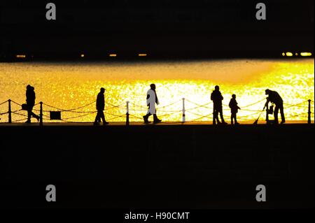 Qingdao, China's Shandong Province. 10th Jan, 2017. Tourists walk on the Pier in Qingdao, east China's Shandong Province, Jan. 10, 2017. © Wang Haibin/Xinhua/Alamy Live News Stock Photo