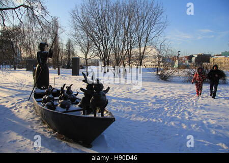 Moscow, Russia. 07th Jan, 2017. The Muzeon Park in Moscow, Russia, 07 January 2017. The country celebrated Christmas on the 07 January in accordance with the Julian calendar. Particularly cold winter weather has swept over the country and this year's Christmas Eve is the coldest on record in 125 years. Meteorologists recorded temperatures of almost 30 degrees celsius below zero in central Moscow and over 32 degrees celsius below zero in the suburbs. Photo: Thomas Körbel/dpa/Alamy Live News Stock Photo