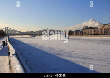 Moscow, Russia. 07th Jan, 2017. Wintry scenes in Moscow, Russia, 07 January 2017. The country celebrated Christmas on the 07 January in accordance with the Julian calendar. Particularly cold winter weather has swept over the country and this year's Christmas Eve is the coldest on record in 125 years. Meteorologists recorded temperatures of almost 30 degrees celsius below zero in central Moscow and over 32 degrees celsius below zero in the suburbs. Photo: Thomas Körbel/dpa/Alamy Live News Stock Photo