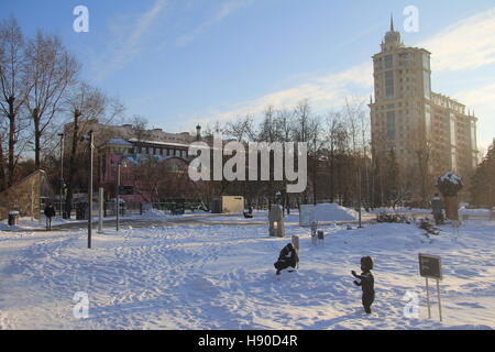 Moscow, Russia. 07th Jan, 2017. The Muzeon Park in Moscow, Russia, 07 January 2017. The country celebrated Christmas on the 07 January in accordance with the Julian calendar. Particularly cold winter weather has swept over the country and this year's Christmas Eve is the coldest on record in 125 years. Meteorologists recorded temperatures of almost 30 degrees celsius below zero in central Moscow and over 32 degrees celsius below zero in the suburbs. Photo: Thomas Körbel/dpa/Alamy Live News Stock Photo