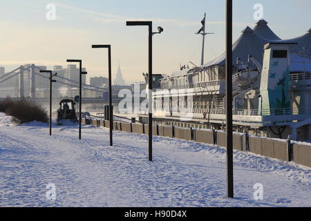 Moscow, Russia. 07th Jan, 2017. Wintry scenes in Moscow, Russia, 07 January 2017. The country celebrated Christmas on the 07 January in accordance with the Julian calendar. Particularly cold winter weather has swept over the country and this year's Christmas Eve is the coldest on record in 125 years. Meteorologists recorded temperatures of almost 30 degrees celsius below zero in central Moscow and over 32 degrees celsius below zero in the suburbs. Photo: Thomas Körbel/dpa/Alamy Live News Stock Photo