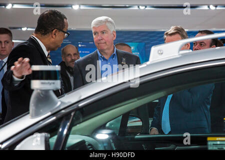 Detroit, USA. 09th Jan, 2017. Dr. Ken Washington (left), Ford's vice president for research and advanced engineering, shows a Ford Fusion autonomous vehicle to Michigan Governor Rick Snyder during the North American International Auto Show. © Jim West/Alamy Live News Stock Photo