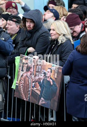 NOTE ALTERNATE CROP Carol Honeyman holds a large canvas of a scene from The Departed as she waits for Leonardo DiCaprio to arrive ahead of a visit to Home by Social Bite sandwich shops in Edinburgh, which work to help the homeless. Picture date: Thursday November 17, 2016. See PA story SHOWBIZ DiCaprio. Photo credit should read: Jane Barlow/PA Wire Stock Photo