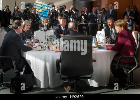 Prime Minister Theresa May speaks with German Chancellor Angela Merkel, US President Barack Obama, French President, Francois Hollande, the Italian prime minister, Matteo Renzi, and Spain's Prime Minister Mariano Rajoy during a meeting in Berlin with the leaders of the USA, Germany, France, Italy and Spain. Stock Photo